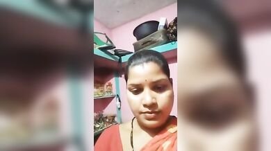 चूत की लंबी चिरी खोलकर दिखाती साड़ी वाली प्रेग्नेंट भाभी
