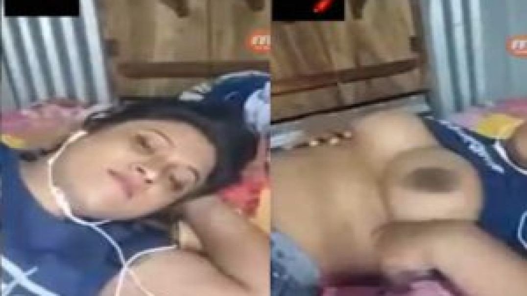 Desi slum girl showing boobies on video call